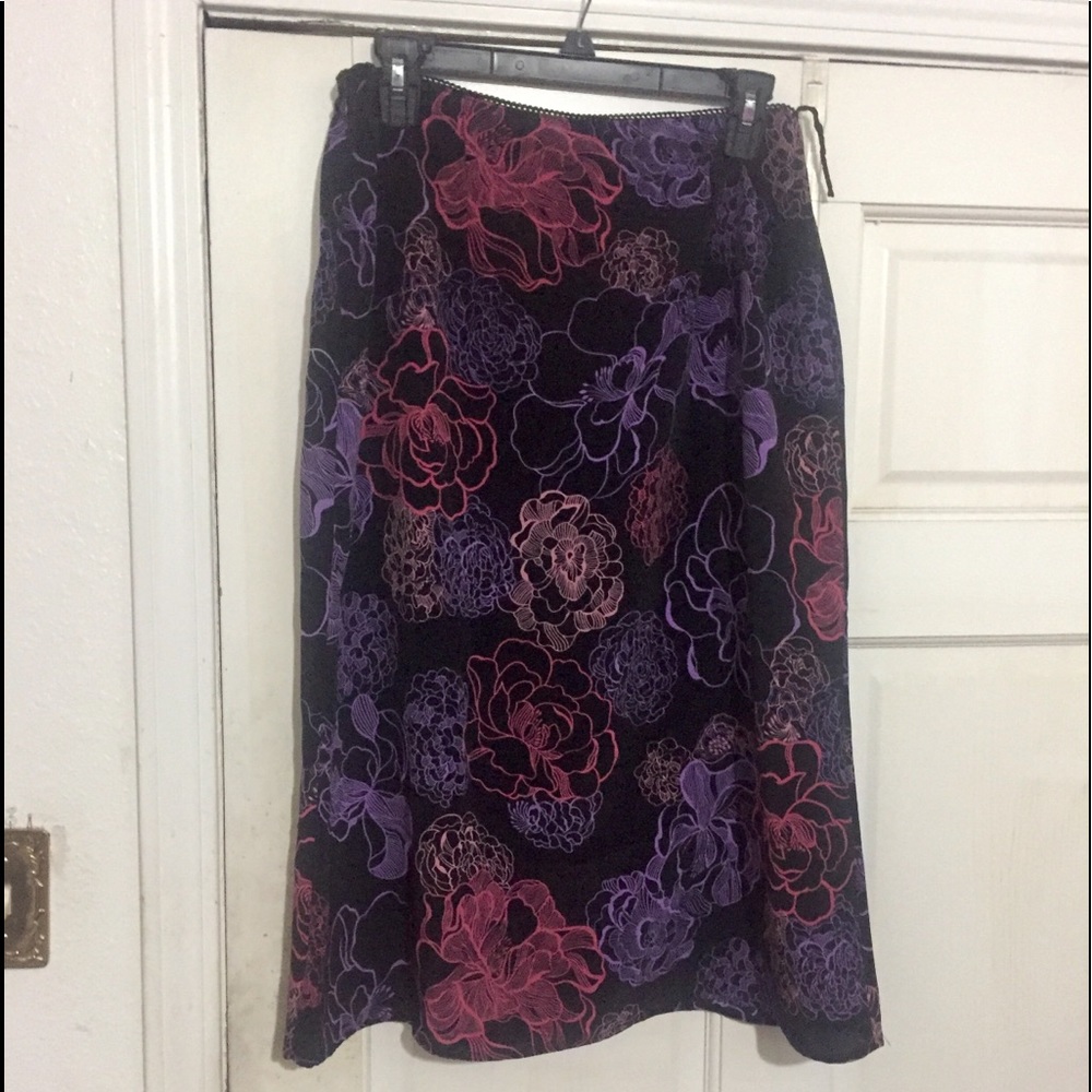 Side zip narrow A-line skirt-flower outline print.
